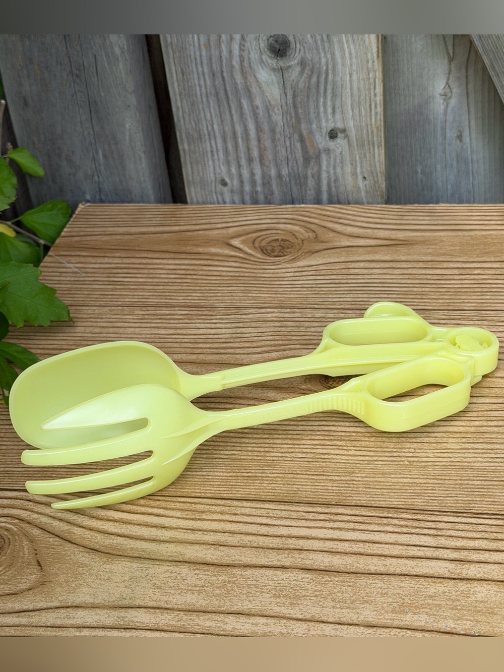 Tupperware 113-1 Yellow Salad Tongs Kitchen Serving Tool Vintage